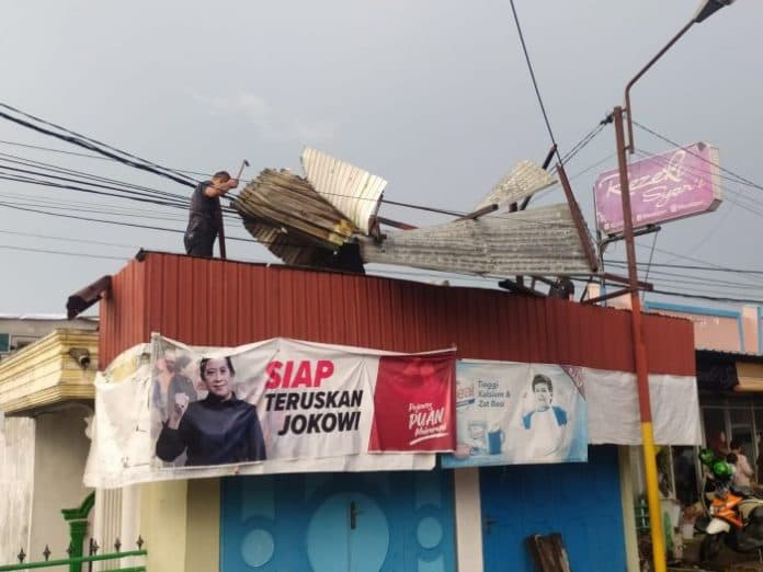 angin_puting_beliung_porak_porandakan_atap_rumah_warga_siantar