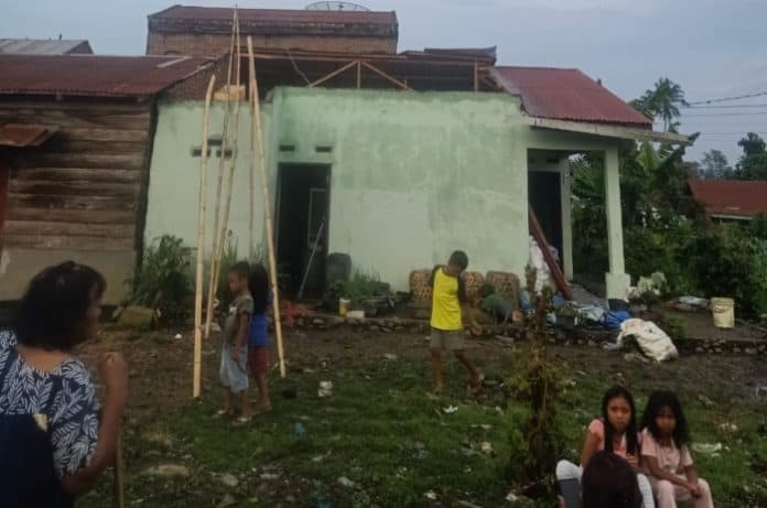 angin_puting_beliung_rusak_belasan_rumah_warga_di_karo
