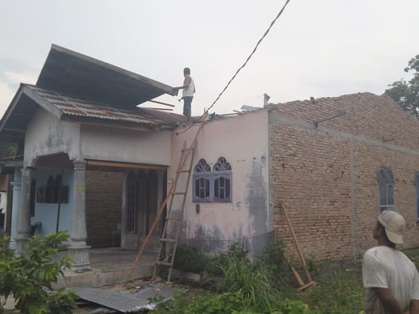 angin_puting_beliung_rusak_rumah_dan_stand_mtq_di_deli_serdang