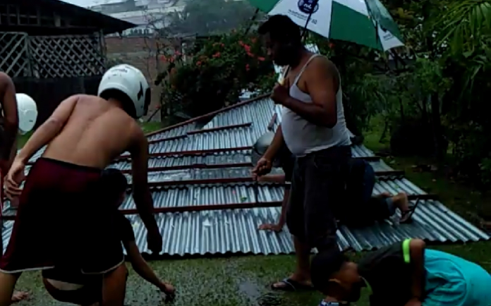 angin_puting_beliung_rusak_rumah_dan_tumbangkan_pohon_di_siantar