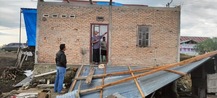 angin_puting_beliung_terjang_4_rumah_di_dairi