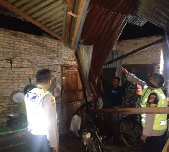 angin_puting_beliung_terjang_rumah_warga_di_desa_mariah_padang