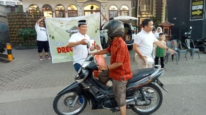 angkatan_dregs_bukber_dan_bagikan_takjil_ke_pengendara