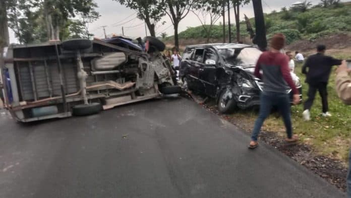 angkot_dan_mobil_pribadi_terlibat_kecelakaan_di_jalan_parapat_simarimbun
