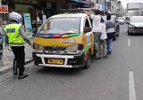 angkot_di_siantar_bawa_penumpang_bergelantungan_sopir_ditindak_polisi