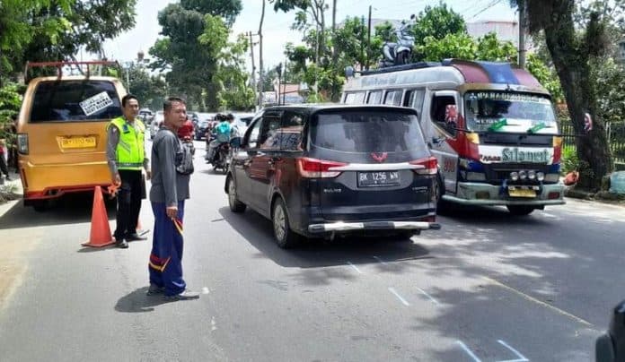 angkot_sinar_beringin_tabrak_motor_asn_di_jalan_siantar_medan