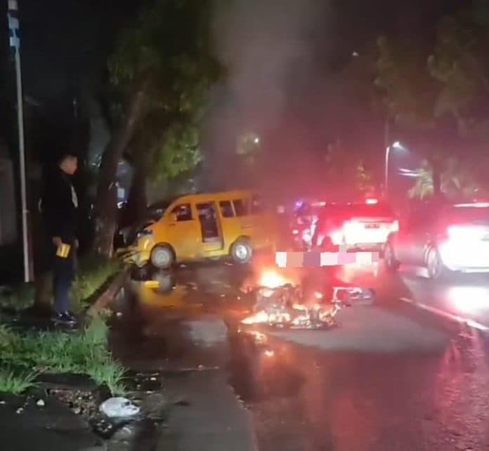 angkot_tabrak_motor_nmax_hingga_terbakar_di_jalan_gatot_subroto_medan