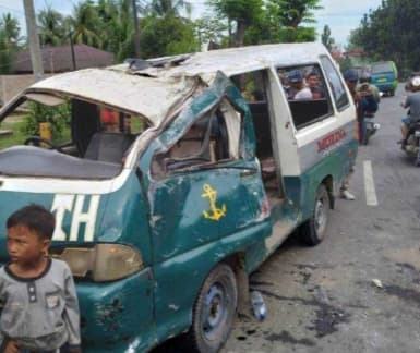angkutan_kota_morina_terguling_di_jalan_raya_pekan_labuhan