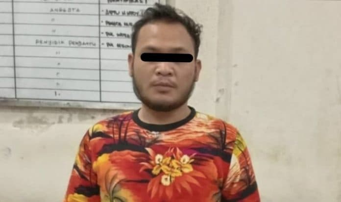 aniaya_bayi_10_bulan_dan_istrinya_pria_medan_denai_diboyong_warga_ke_polretabes_medan