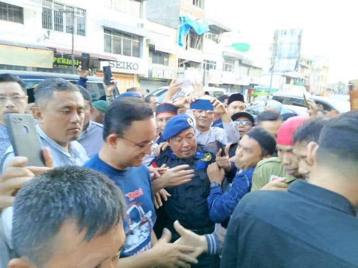 anies_sarapan_di_kok_tong_siantar_disambut_tortor_sombah