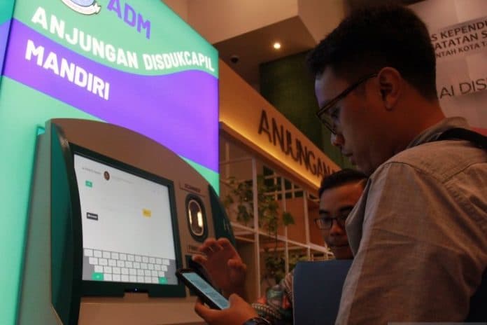 anjungan_disdukcapil_mandiri_dioperasikan_di_bekasi