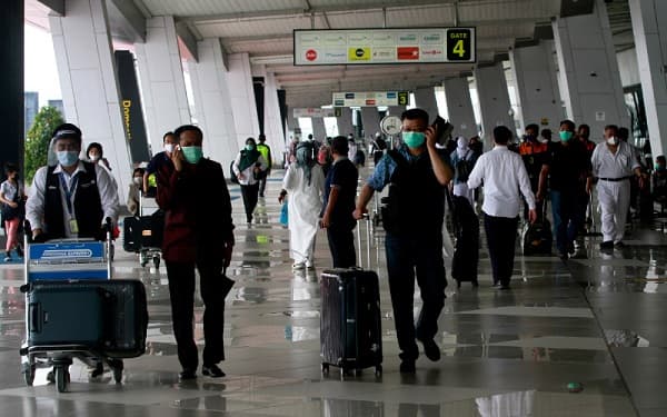 anjuran_dokter_saat_liburan_tetap_pakai_masker_dan_cukupi_minum