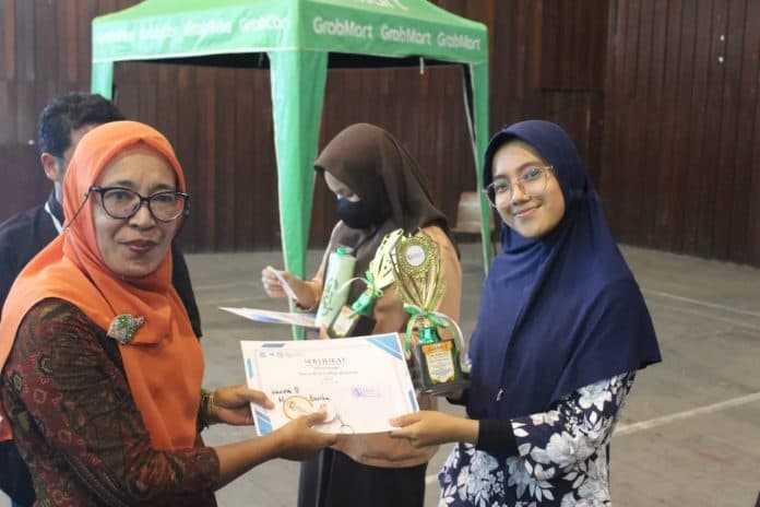 annisa_rizky_marpaung_si_cantik_raih_penghargaan_di_ajang_gebyar_bulan_bahasa_indonesia