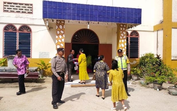 antisipasi_aksi_kriminal_personel_polsek_tebing_tinggi_lakukan_pengamanan_saat_ibadah_minggu