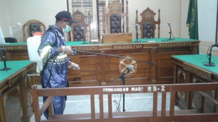 antisipasi_corona_gedung_pn_medan_disemprot_disinfektan