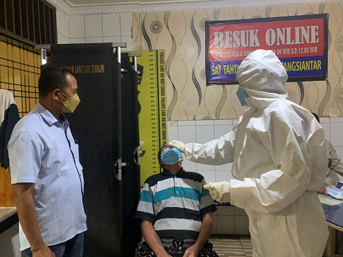 antisipasi_covid_19_di_rtp_tahanan_baru_polres_siantar_jalani_swab_antigen