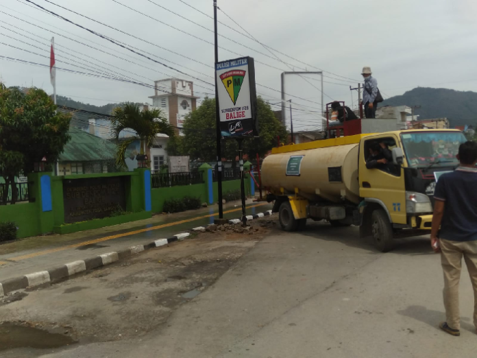 antisipasi_covid_19_pemkab_toba_dibantu_pt_tpl_disinfektan_balige