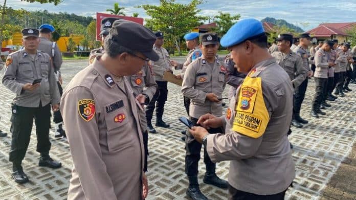 antisipasi_judol_propam_polres_tapteng_periksa_ponsel_personel