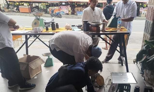 antisipasi_kecurangan_timbangan_pedagang_buah_di_parapat_ditera_ulang