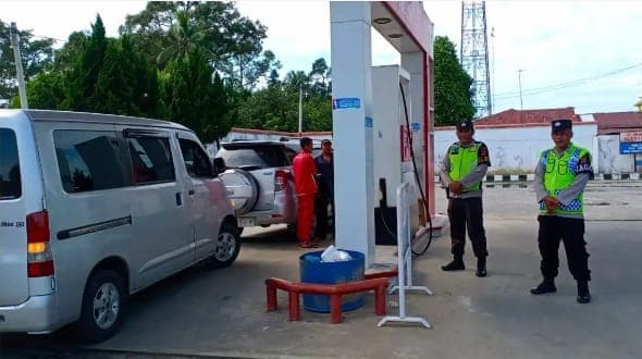 antisipasi_kemacetan_lalu_lintas_di_spbu_polres_tebing_tinggi_gelar_patroli