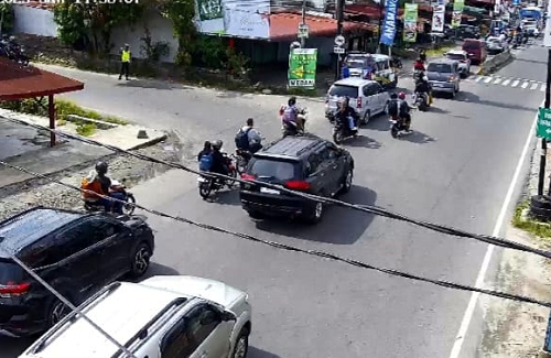antisipasi_kemacetan_polisi_berlakukan_one_way_dari_simpang_2_ke_jalan_gereja_siantar