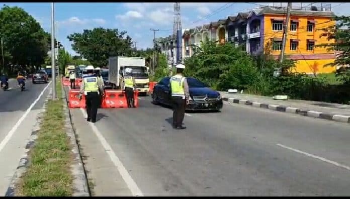 antisipasi_pemudik_polisi_siaga_di_pintu_masuk_kota_medan