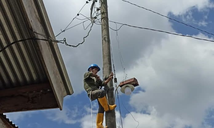 antisipasi_pencurian_pemuda_manik_silau_pasang_lampu_jalan_biaya_sendiri