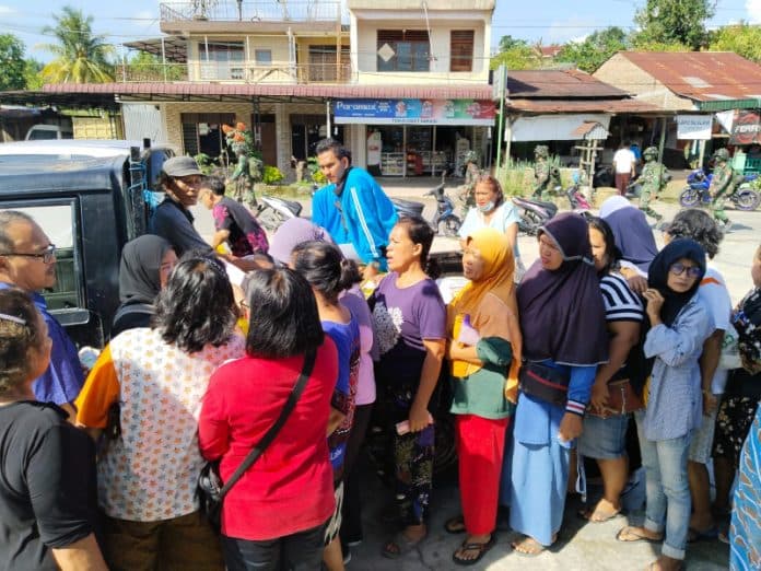 antre_sejak_pagi_warga_di_siantar_rebutan_beras_di_pasar_murah