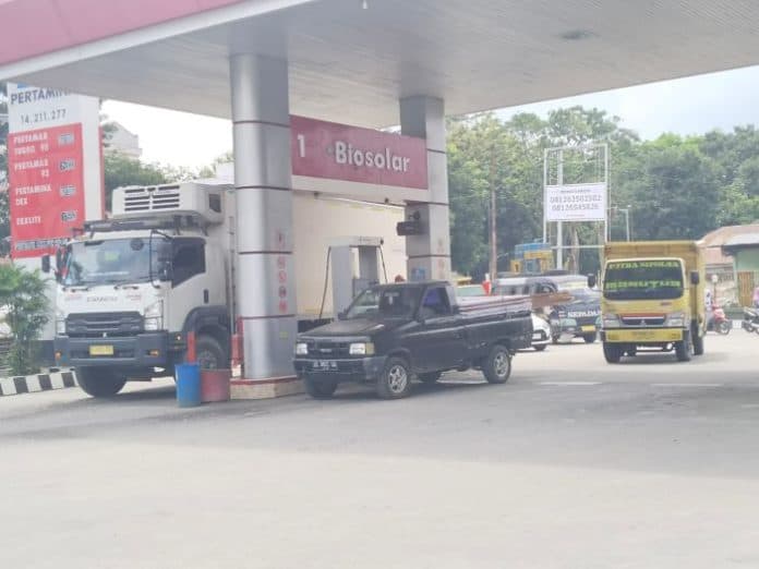 antrean_panjang_kendaraan_di_spbu_siantar_dipicu_pengurangan_stok_dari_pertamina
