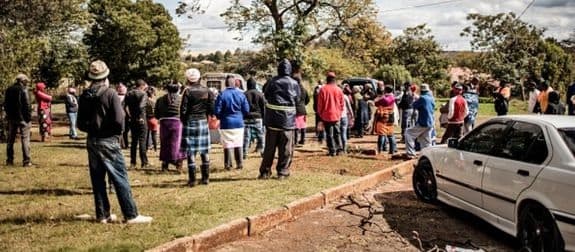 antrian_bermil_panjangnya_untuk_bantuan_makanan_di_afrika_selatan