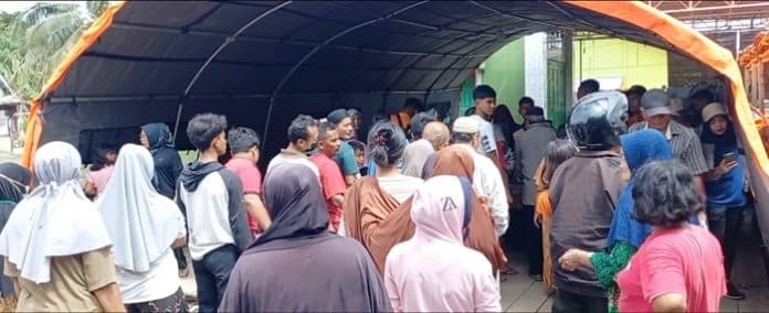 antrian_panjang_warga_korban_banjir_di_dapur_umum_bpbd_kota_binjai