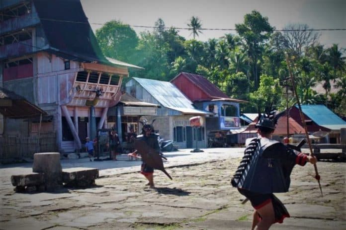 antropolog_belanda_meneliti_topeng_mbawa_bekhu_nias