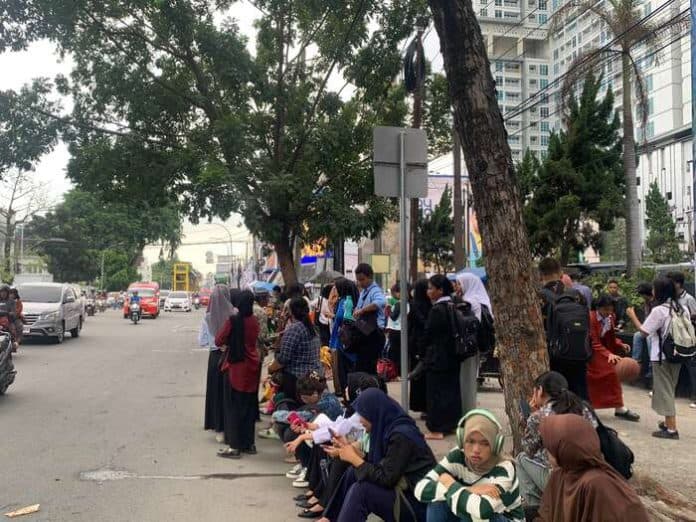 antusias_masyarakat_menanti_bus_listrik_di_kota_medan