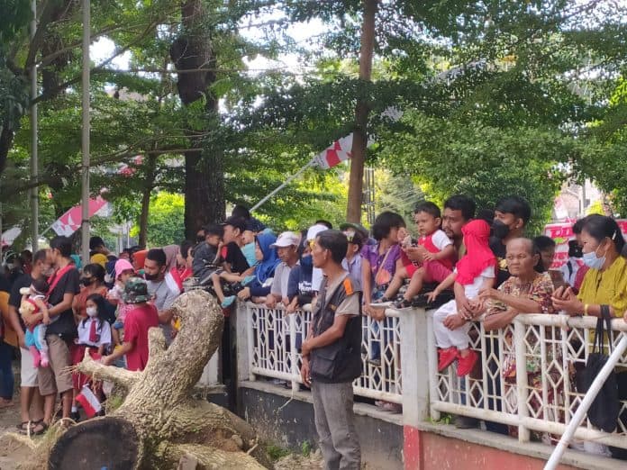 antusias_warga_siantar_saksikan_upacara_hut_ri_hingga_naik_dan_duduki_pagar