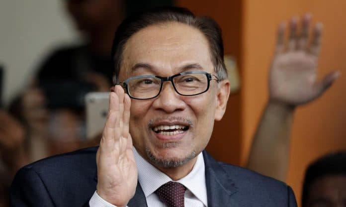anwar_ibrahim_pindah_markas_demi_ikut_pemilu_di_tambun_perak_malaysia