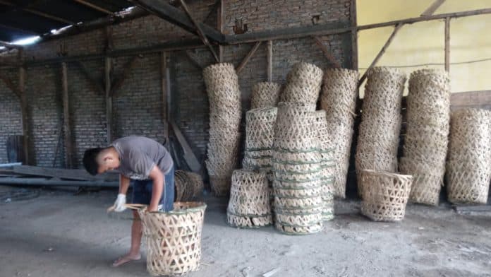 anyaman_keranjang_bambu_sumber_ekonomi_utama_warga_nagori_sigodang