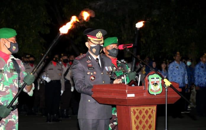 apel_kehormatan_dan_malam_renungan_suci_di_siantar_di_bawah_temaram_cahaya_obor