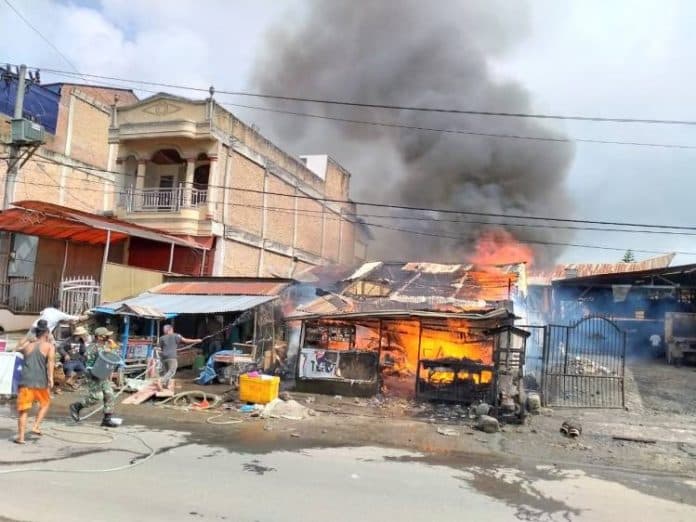 api_lilin_sambar_bensin_rumah_di_saribudolok_hangus_terbakar