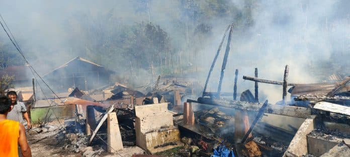 api_tungku_sambar_dinding_lima_rumah_hangus_terbakar_di_simalungun