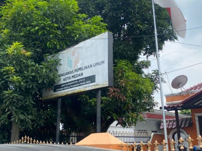 apk_terpasang_di_ruas_jalan_sudirman_medan_bawaslu_medan_masih_lakukan_tabulasi