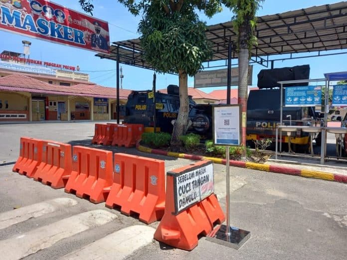 aplikasi_pedulilindungi_jadi_syarat_masuk_ke_polres_asahan