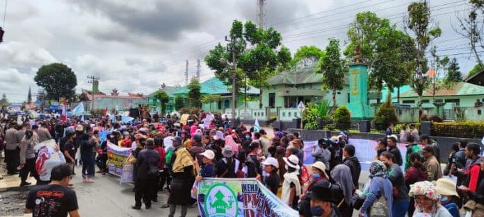 apuk_demo_ke_gedung_dprd_dairi_sebut_pemerintahan_eddy_jimmy_gagal