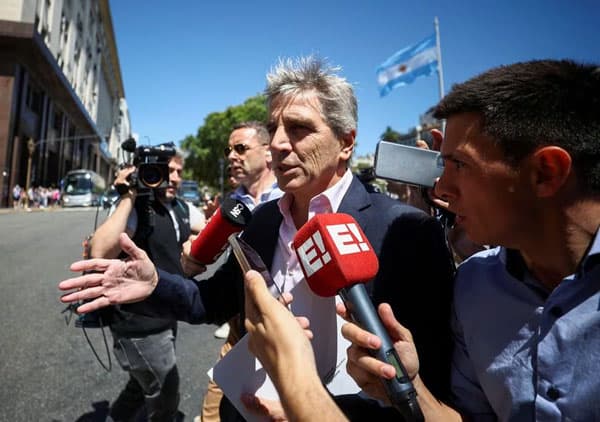 argentina_devaluasi_mata_uang_50_persen_peso_dijual_lebih_rendah_saat_bursa_dibuka