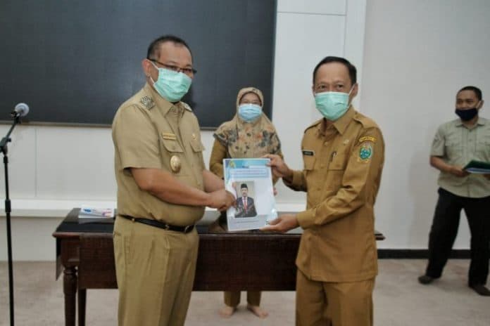 arief_serahkan_kembali_pelaksanaan_tugas_wali_kota_kepada_akhyar