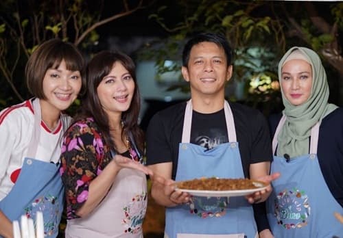ariel_noah_masak_rendang_untuk_dina_lorenza_ada_apa