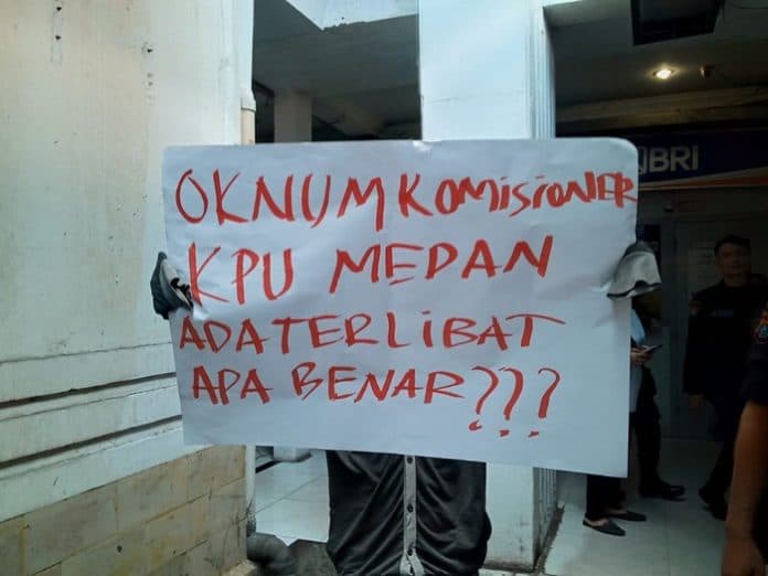 aripsu_sumut_datangi_pn_medan_oknum_komisioner_kpu_ada_terlibat_apa_benar