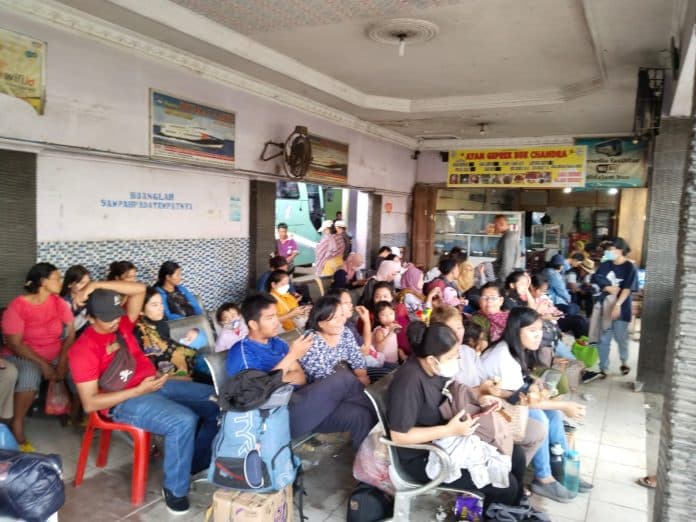 arus_balik_lebaran_pemudik_menumpuk_di_stasiun_bus_intra_ternyata_ini_penyebabnya