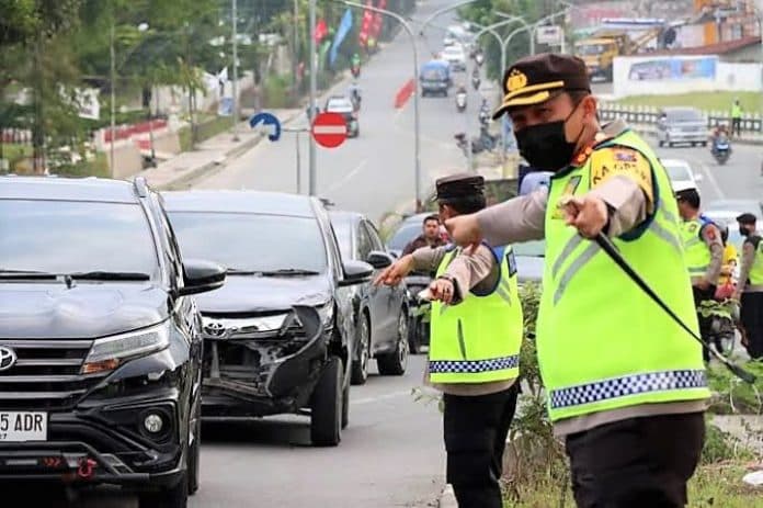arus_balik_libur_idul_adha_2023_personel_kepolisian_disiagakan_atur_lalu_lintas_di_parapat