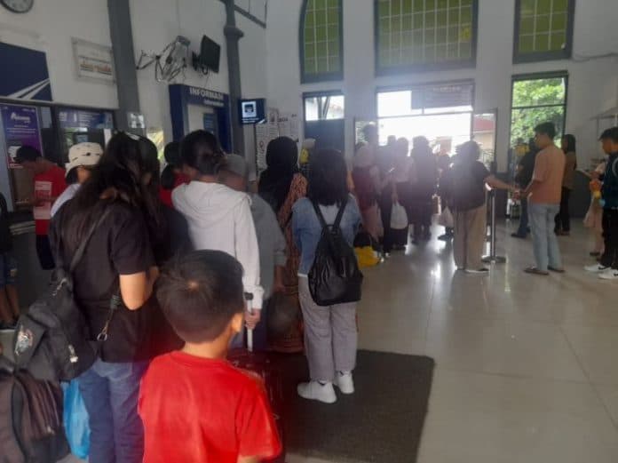 arus_balik_libur_tahun_baru_warga_padati_stasiun_kereta_api