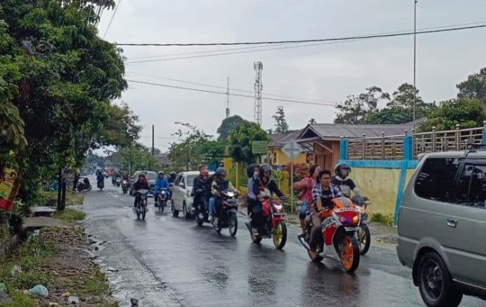 arus_lalin_di_jalan_sidamanik_dan_parapat_didominasi_sepeda_motor